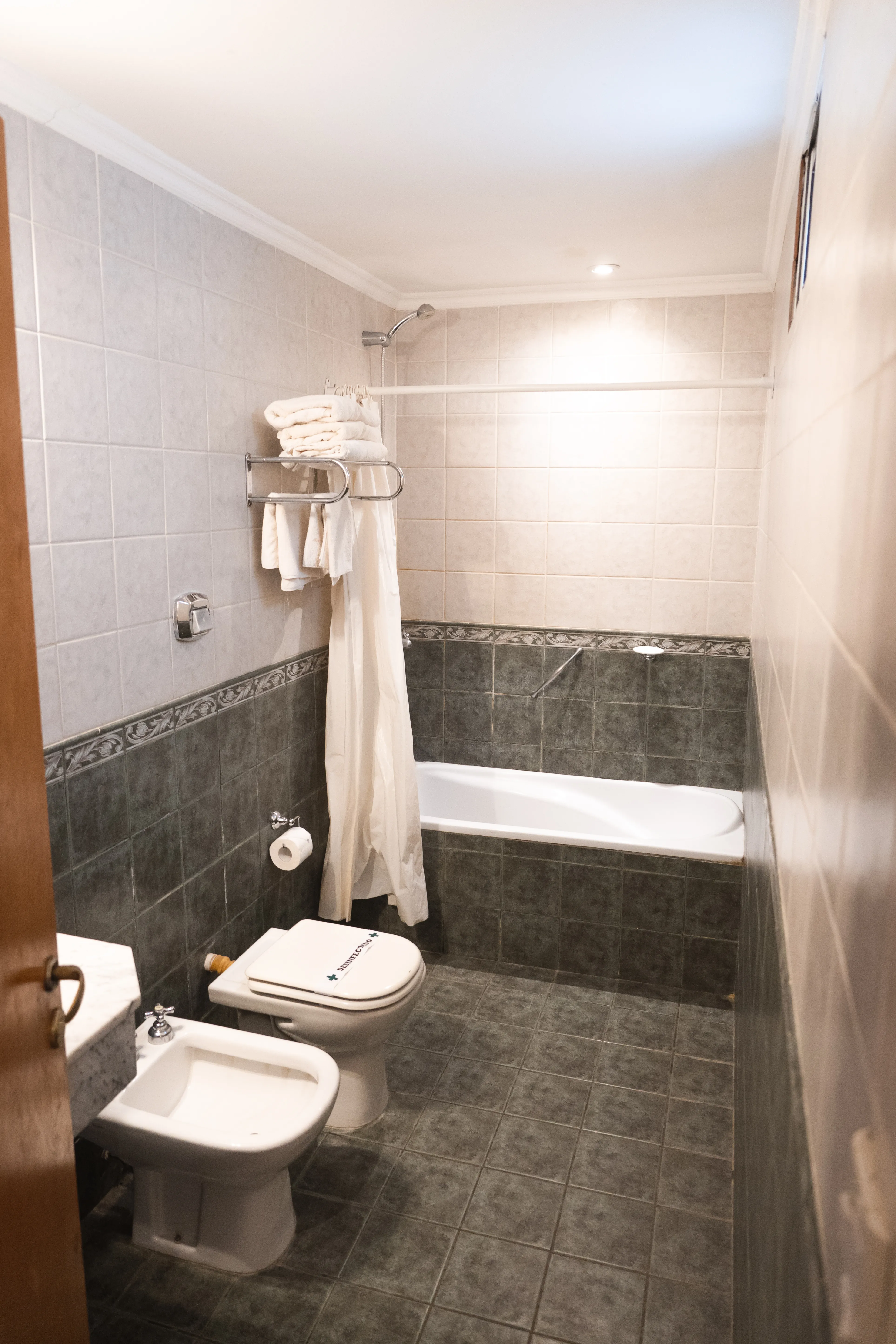 Hotel Francia - Habitacion Cuadruple Baño